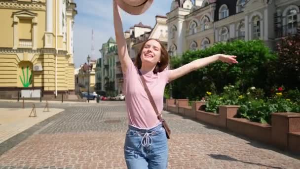 Vacker ung kvinna turist promenader i centrum — Stockvideo