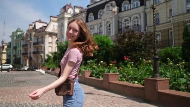 Vacker ung kvinna turist promenader i centrum — Stockvideo