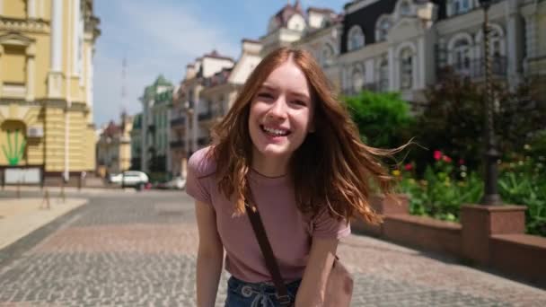 Vacker ung kvinna turist promenader i centrum — Stockvideo