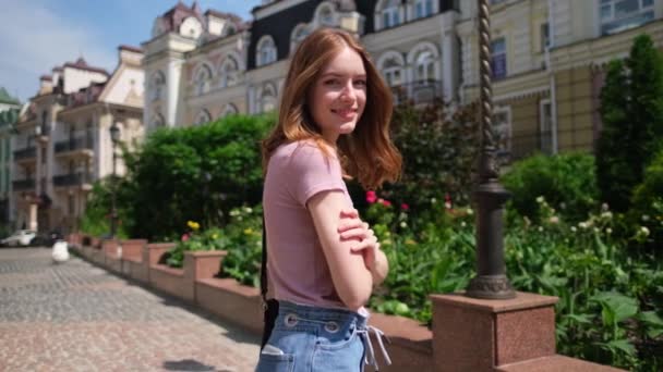 Vacker ung kvinna turist promenader i centrum — Stockvideo