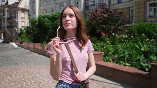 Vacker ung kvinna turist promenader i centrum — Stockvideo