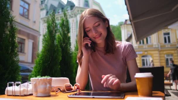 Giovane donna che utilizza tablet pc in un caffè su una terrazza estiva — Video Stock