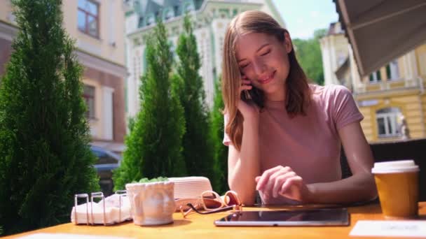 Giovane donna che utilizza tablet pc in un caffè su una terrazza estiva — Video Stock