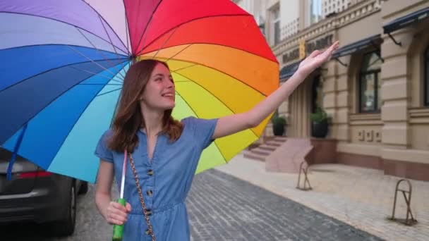 Frau mit buntem Regenschirm in der Innenstadt — Stockvideo