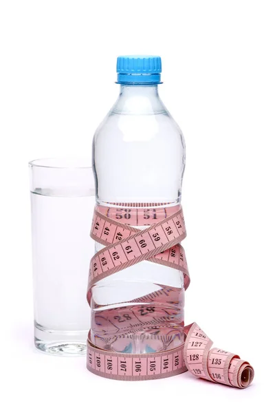 Пластикова пляшка питної води та вимірювальна стрічка ізольовані на білому тлі з відсічним контуром — стокове фото