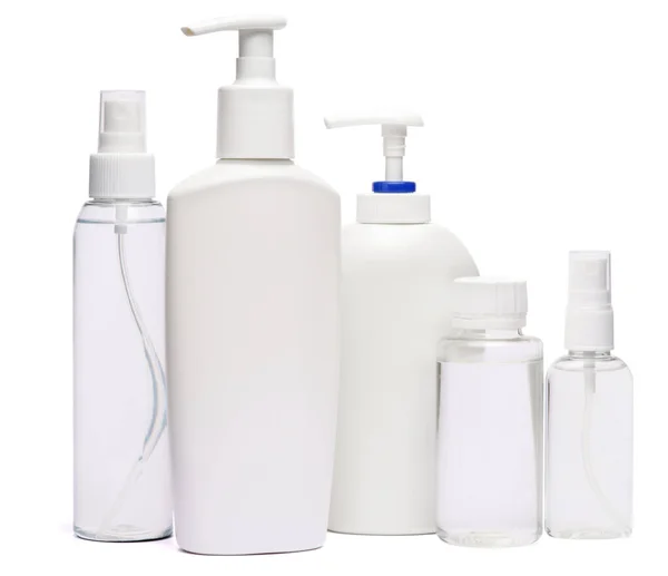 Gruppe von Händedesinfektionsspray und Flüssigseifenflaschen isoliert auf weißem Hintergrund — Stockfoto