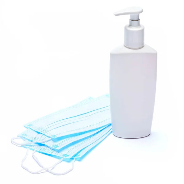 クリーム、化粧水、消毒剤または液体石鹸と白い背景に隔離された保護マスクの白いボトル — ストック写真