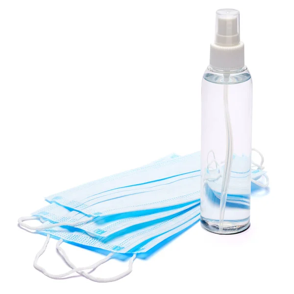 クリーム、化粧水、消毒剤または液体石鹸と白い背景に隔離された保護マスクの白いボトル — ストック写真