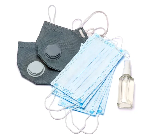 Weiße Flasche Creme, Lotion, Desinfektionsmittel oder Flüssigseife und Schutzmaske isoliert auf weißem Hintergrund — Stockfoto