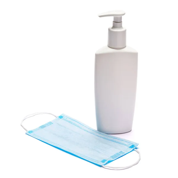 Sticla de crema, lotiune, dezinfectant sau sapun lichid si masca de protectie izolata pe fundal alb — Fotografie, imagine de stoc