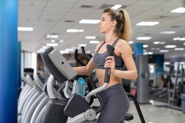 Jovem mulher trabalhando fora em pista orbi no ginásio exercício — Fotografia de Stock