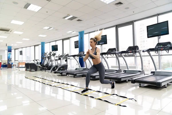 Ung kvinna cardio träning hoppa på gym gym gym — Stockfoto
