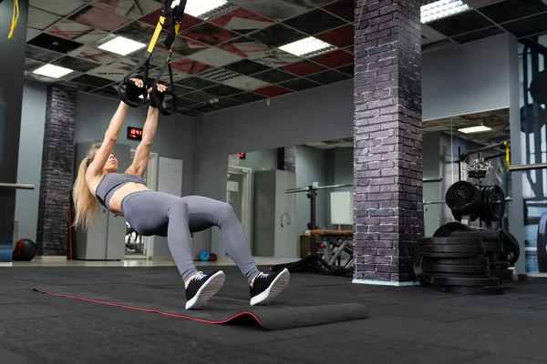 Crossfit fitness Ejercicios de entrenamiento TRX en gimnasia mujer entrenamiento push-up —  Fotos de Stock
