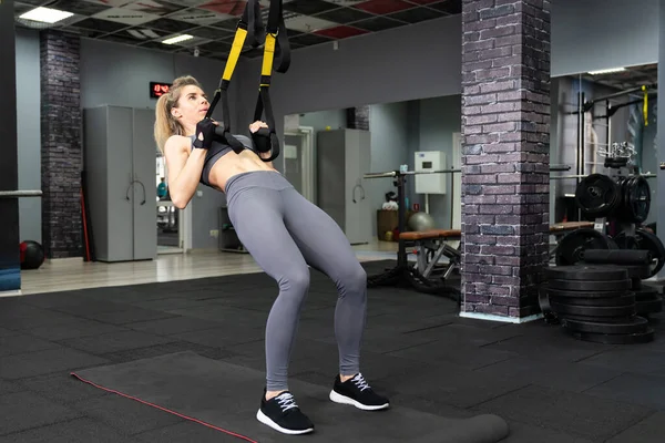 Crossfit fitness TRX exerciții de formare la sala de gimnastică femeie push-up antrenament — Fotografie, imagine de stoc