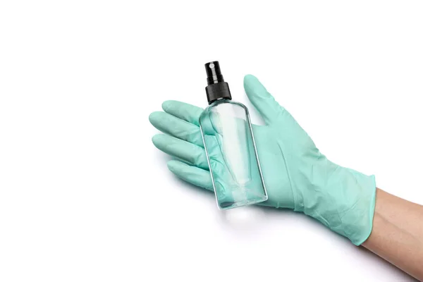 Main féminine en gant de caoutchouc latex et désinfectant pour les mains pulvérisateur isolé sur fond blanc avec chemin de coupe — Photo