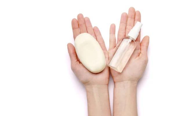 Mani femminili in possesso di sapone e disinfettante mano spruzzatore isolato su sfondo bianco con percorso di ritaglio — Foto Stock