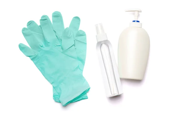 Agencement plat des articles d'hygiène - gants en latex et désinfectant pour les mains ou savon liquide isolé sur fond blanc avec clipping parh — Photo