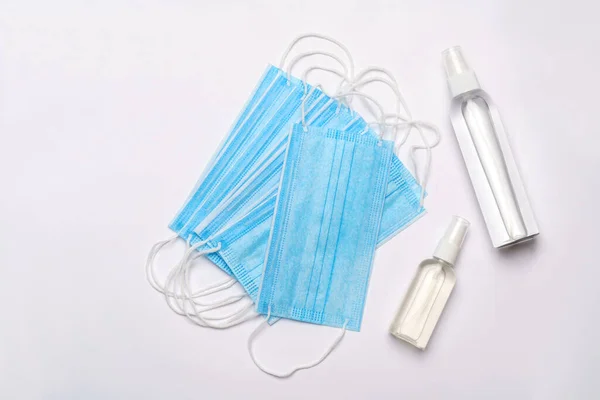 Flaska lotion, rengöringsmedel eller flytande tvål och medicinsk skyddsmask isolerad på vit bakgrund med klippning väg — Stockfoto