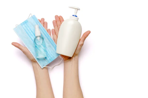 Sıvı sabun ya da el dezenfektanı tutan kadın elleri ve beyaz arka planda izole edilmiş tıbbi koruyucu maske. — Stok fotoğraf