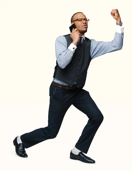Studyjne ujęcie afrykańsko-amerykańskiego biznesmena rozmawiającego przez telefon, gestykulującego TAK WIN Odizolowanego na białym tle — Zdjęcie stockowe
