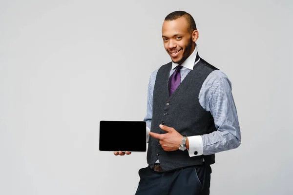 Joven guapo afroamericano empresario sosteniendo tableta pc —  Fotos de Stock