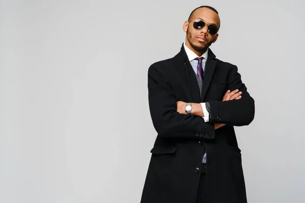 Studio foto di un uomo d'affari afro-americano che indossa cappotto su sfondo grigio chiaro — Foto Stock