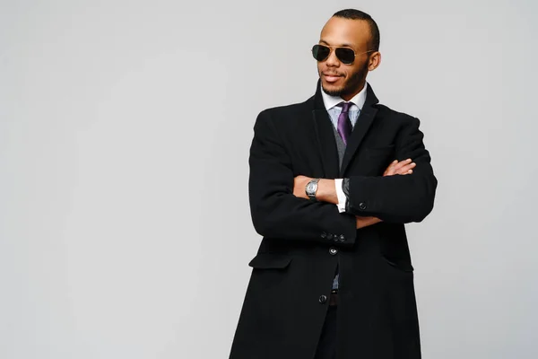 Studio foto di un uomo d'affari afro-americano che indossa cappotto su sfondo grigio chiaro — Foto Stock