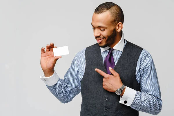 Afro-amerikansk affärsman med ett vitt tomt visitkort — Stockfoto