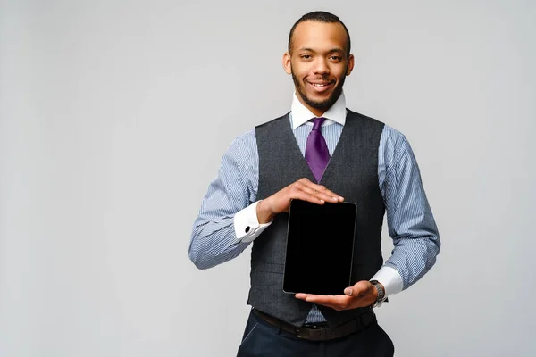Ung vacker afrikansk-amerikansk affärsman håller tablett st — Stockfoto