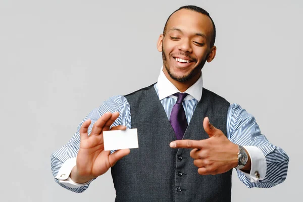 Beyaz, boş bir kartvizit tutan Afro-Amerikalı bir iş adamı. — Stok fotoğraf