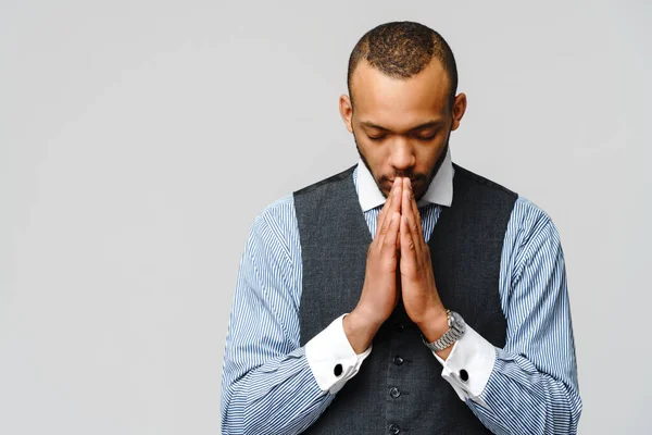 Hombre afroamericano cogido de la mano en oración esperando por algo mejor — Foto de Stock