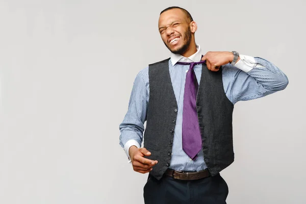 Junger erwachsener afroamerikanischer Geschäftsmann mit müdem und krankem Gesichtsausdruck erschossen — Stockfoto