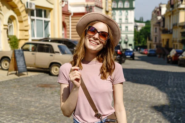 Bella giovane donna turista Piacevole passeggiata nel centro della città — Foto Stock