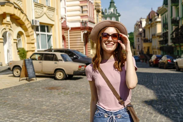 Bella giovane donna turista Piacevole passeggiata nel centro della città — Foto Stock