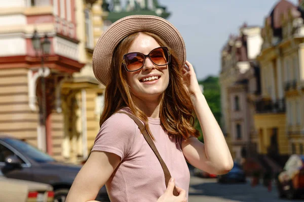 Hermosa joven turista agradable paseo en el centro de la ciudad —  Fotos de Stock