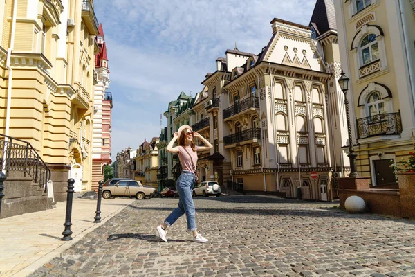 Bella giovane donna turista Piacevole passeggiata nel centro della città — Foto Stock