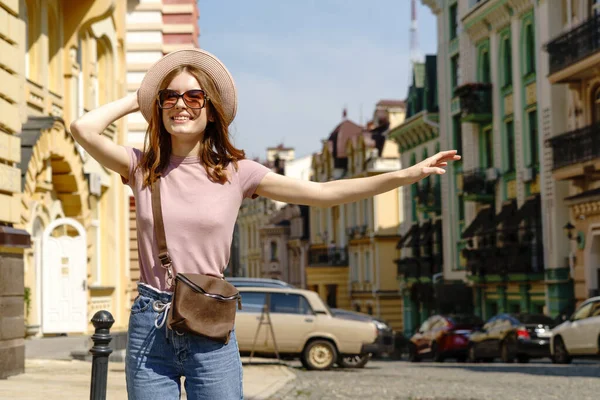 Bella Giovane Donna turista Piacevole passeggiata nel centro della città prendere un taxi — Foto Stock