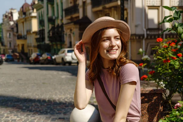 Bella giovane donna turista Piacevole passeggiata nel centro della città — Foto Stock