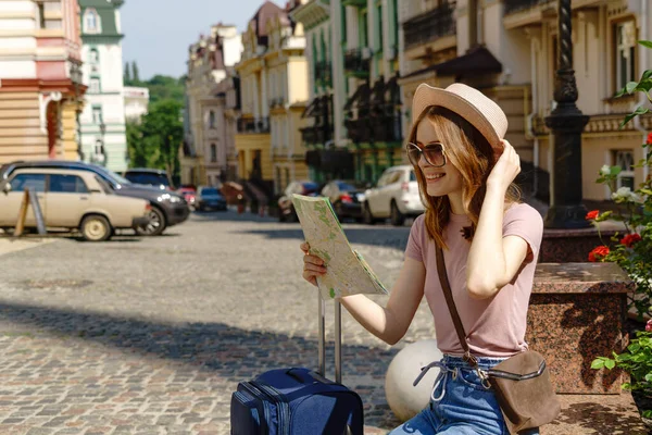 Bella Giovane Donna turistica Piacevole con mappa della città e valigia nel centro della città — Foto Stock