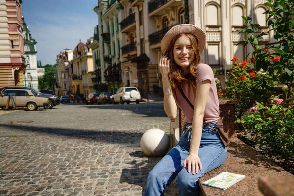 Bella giovane donna turista Piacevole passeggiata nel centro della città — Foto Stock