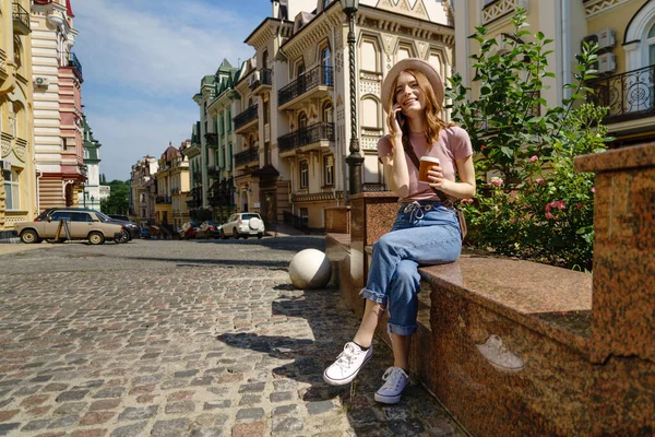 Mooie jonge vrouw toerist met afhaalkoffie in het centrum van de stad praten aan de telefoon — Stockfoto