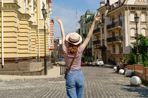 Bella giovane donna turista Piacevole passeggiata nel centro della città — Foto Stock