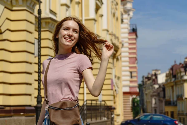 Schöne junge Frau Touristin Angenehmer Spaziergang im Stadtzentrum — Stockfoto