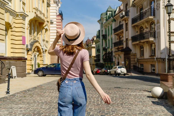 Mooie jonge vrouw toerist Prettige wandeling in het centrum van de stad — Stockfoto