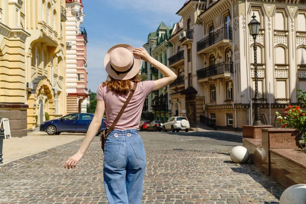 Mooie jonge vrouw toerist Prettige wandeling in het centrum van de stad — Stockfoto