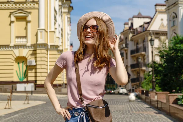 Smuk ung kvinde turist Behagelig gåtur i byens centrum - Stock-foto