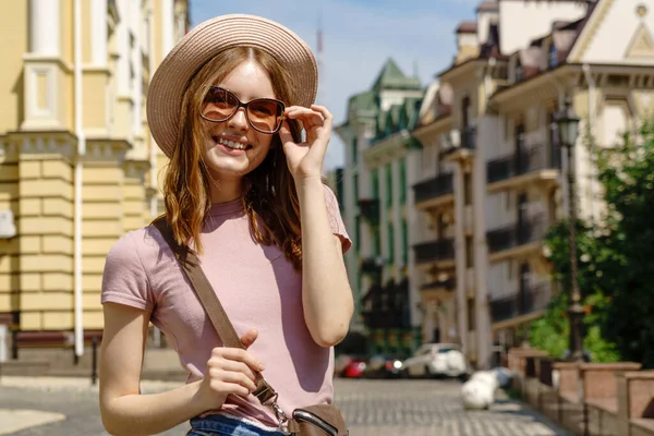 Mooie jonge vrouw toerist Prettige wandeling in het centrum van de stad — Stockfoto