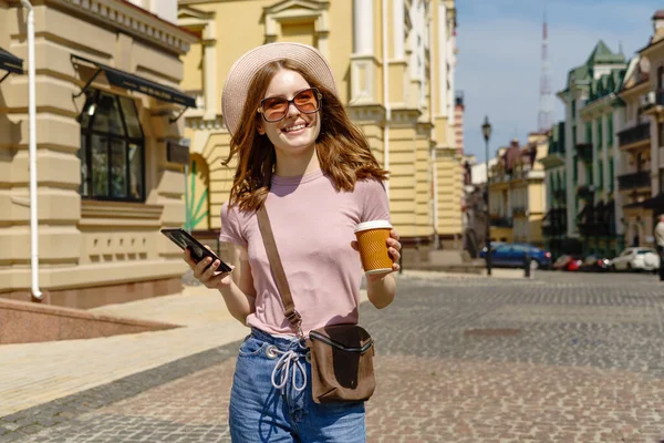 Bella Giovane turista donna con caffè da asporto nel centro della città parlando al telefono — Foto Stock