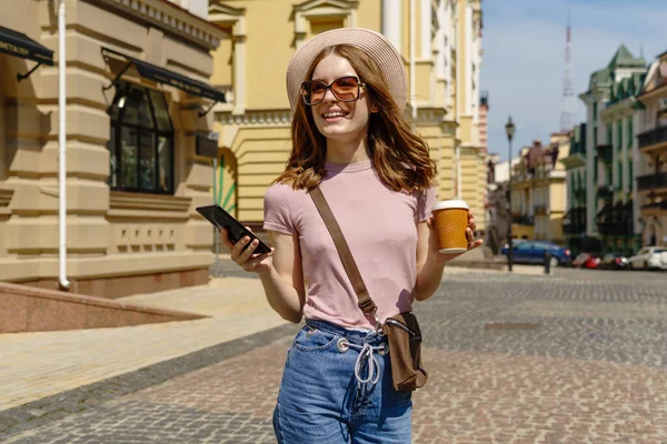 Bella Giovane turista donna con caffè da asporto nel centro della città parlando al telefono — Foto Stock