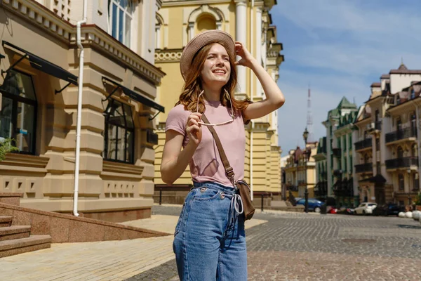 Bella giovane donna turista Piacevole passeggiata nel centro della città — Foto Stock